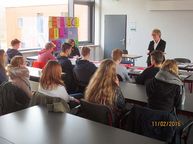 Foto Bundestagsabgeordnete Hiltrud Lotze spricht vor der Klasse
